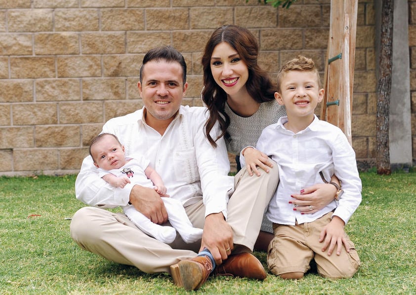 12122016 EN FAMILIA.  Eduardo Peña y Ana Teresa de la Cueva con sus hijos, Eduardo y Santiago.