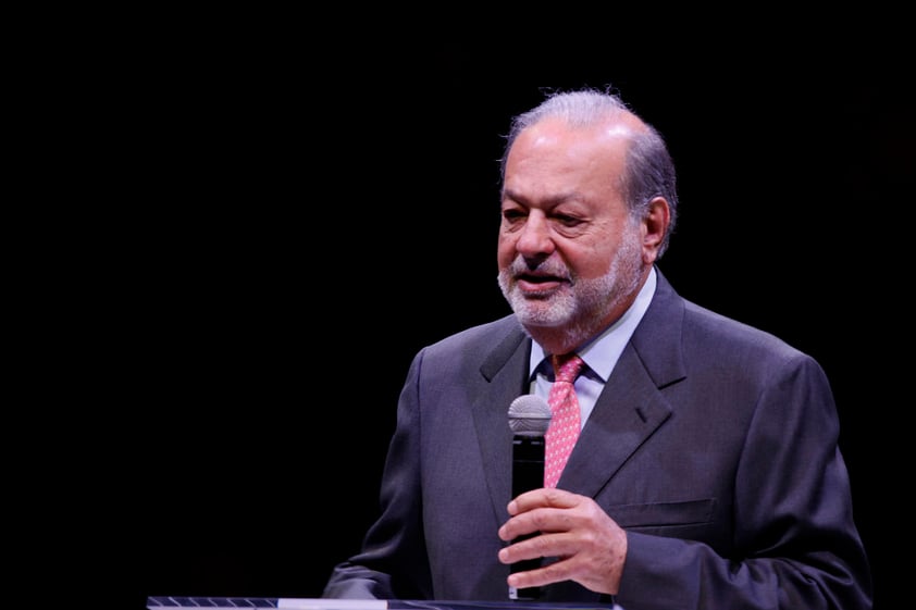 17.- Carlos Slim, presidente de América Móvil.