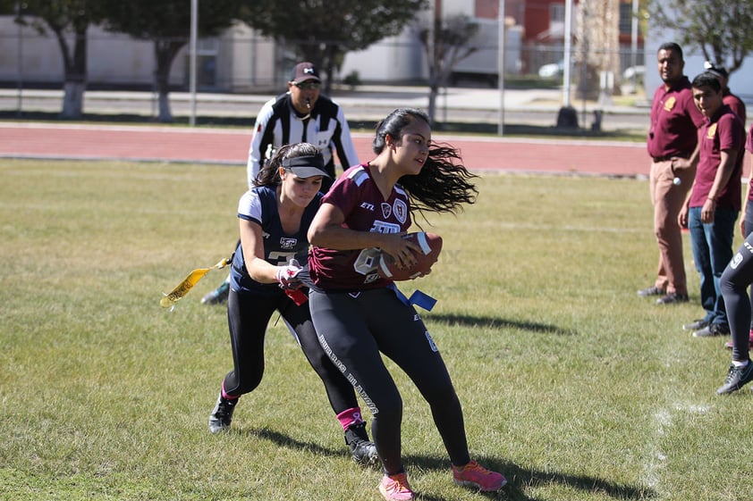 Grandes jugadas se vivieron en le festival navideño de Tochito Bandera Femenil.