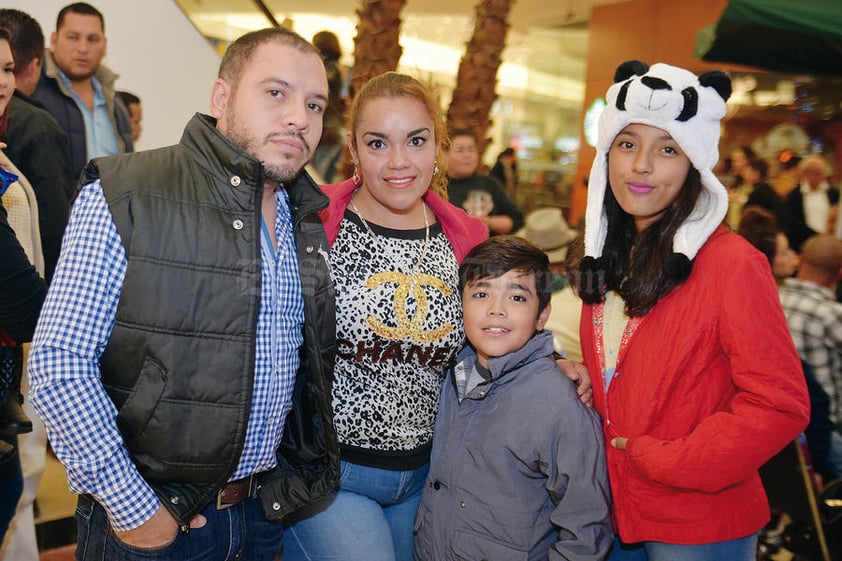 18122016 EN EL MALL.  Aarón, Blanca, Christopher y Carolina.