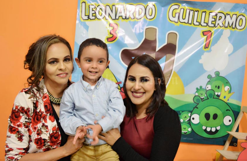 18122016 Leonardo acompañado de su madrina, Lorena Serna, y su tía, Gisel Bárcenas.