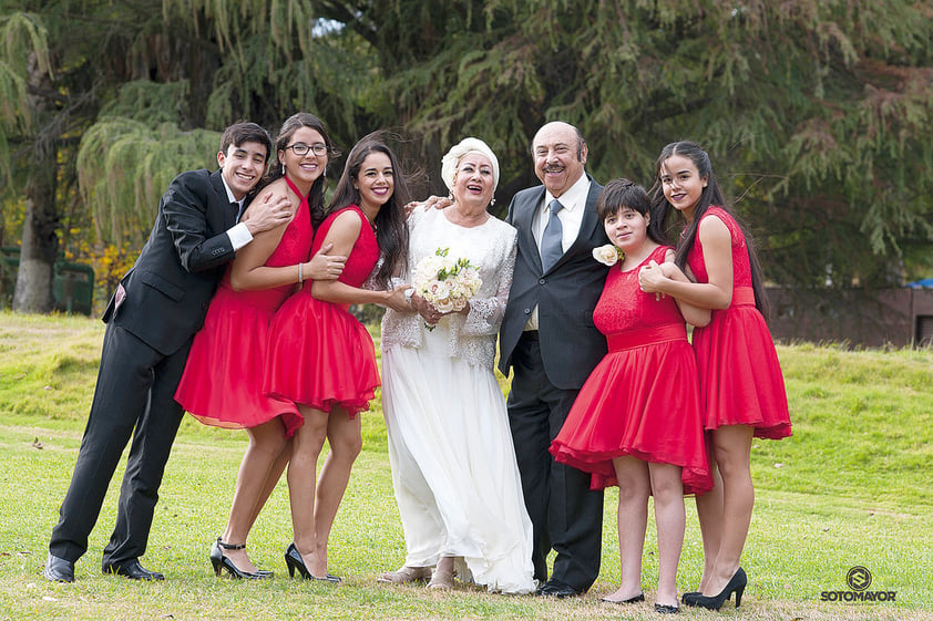 18122016 La pareja con sus nietos: Carlos, Jimena, Yunuen, Ary, José Majid, Aranza y Jatzin.