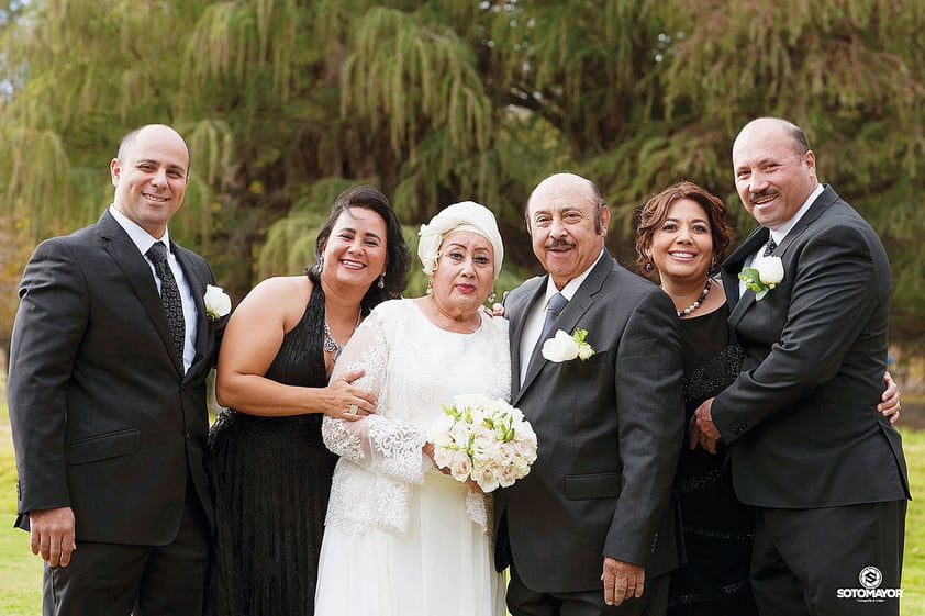 18122016 Draminta y José acompañados de sus hijos: Anhuar, Julie, Magda y José Majid. - Erick Sotomayor Fotografía