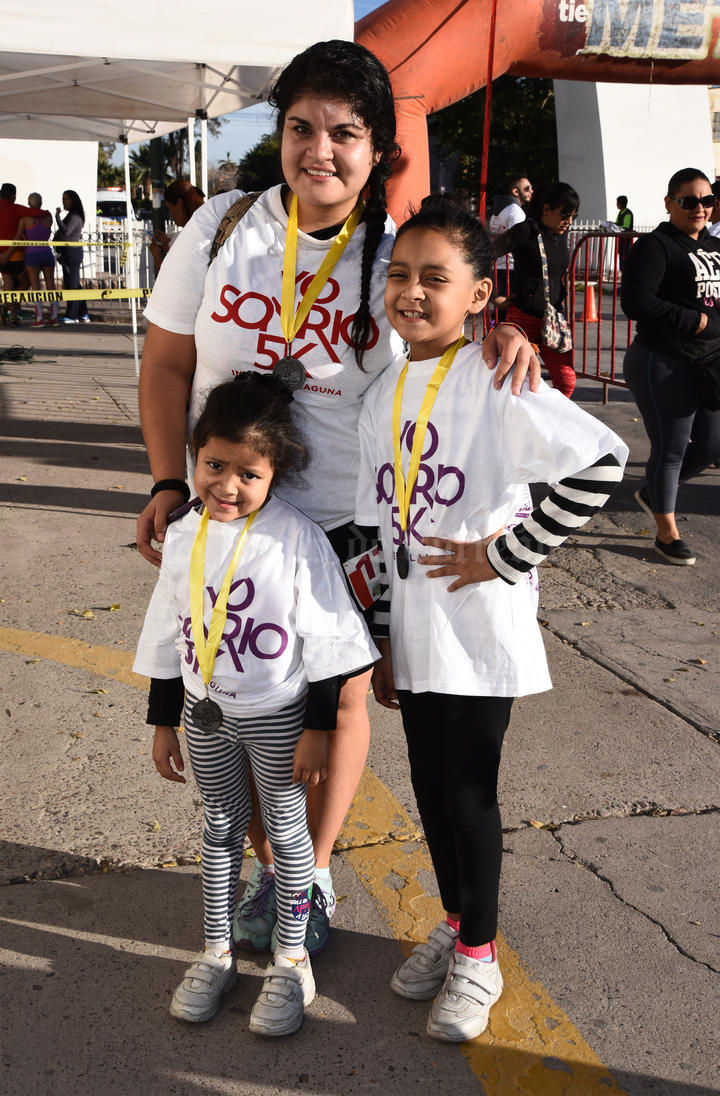 20122016 Danna Paula Zapata, Alexa Ivonne Zapata e Ivonne A. González.