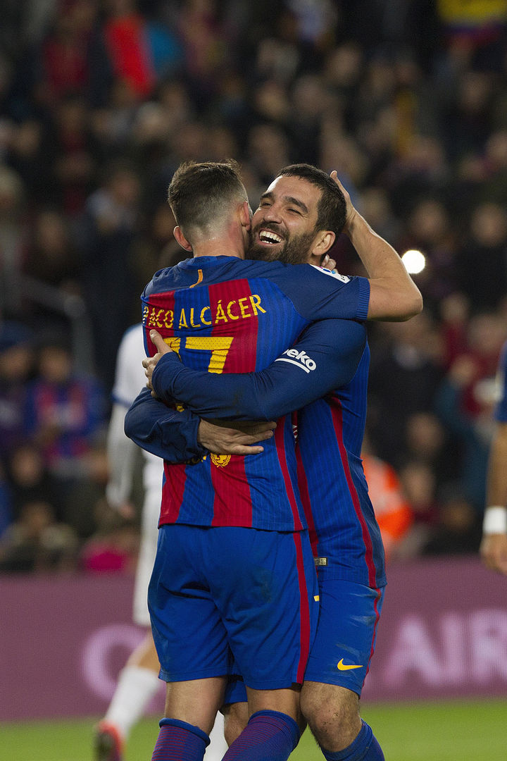 Alcácer y Turán celebran el quinto gol de Barcelona.