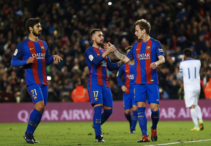 Gomes, Alcácer y Rakitic celebran la segunda anotación del cuadro de Barcelona.