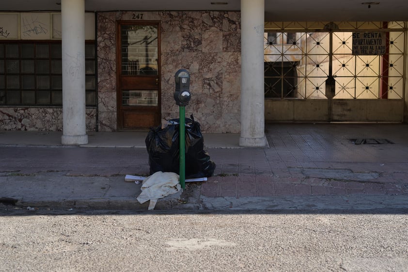 Los contenedores en la ciudad, quedaron repletos de basura de todo tipo. Para los ciudadanos no fue problema, pues dejaban la basura en donde hubiera espacio.