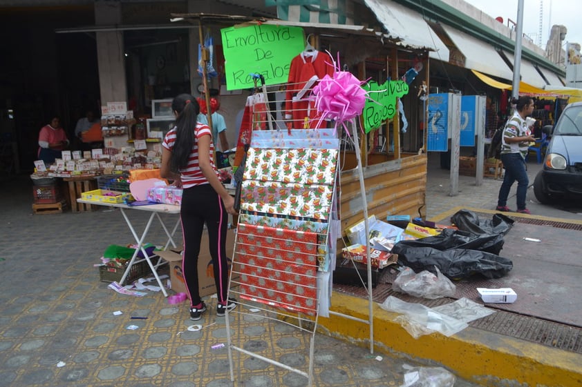 En algunos sitios como el Mercado Alianza, los desechos estaban prácticamente regados en las banquetas.