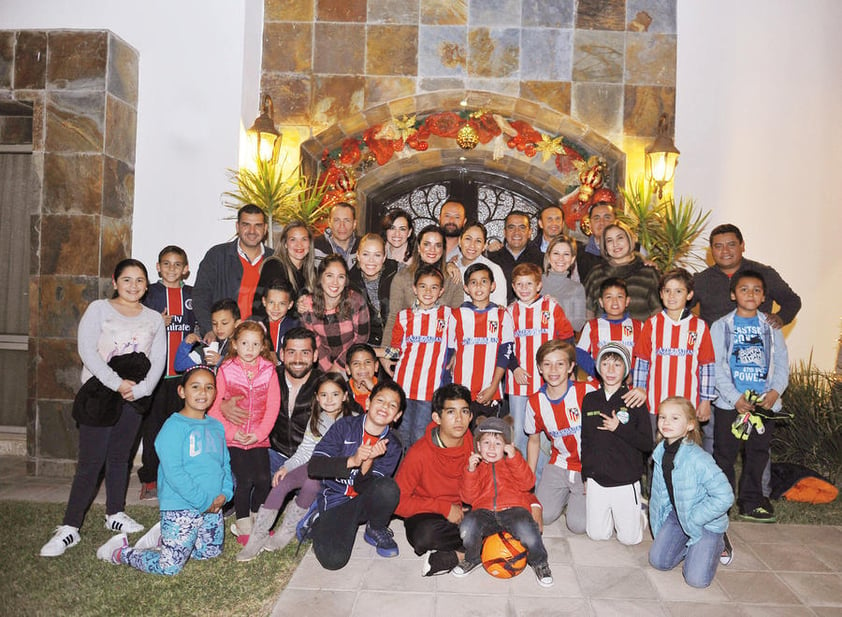 25122016 CONVIVENCIA DECEMBRINA.  Muy divertida resultó la posada organizada por las mamás del club de futbol infantil Santitos.