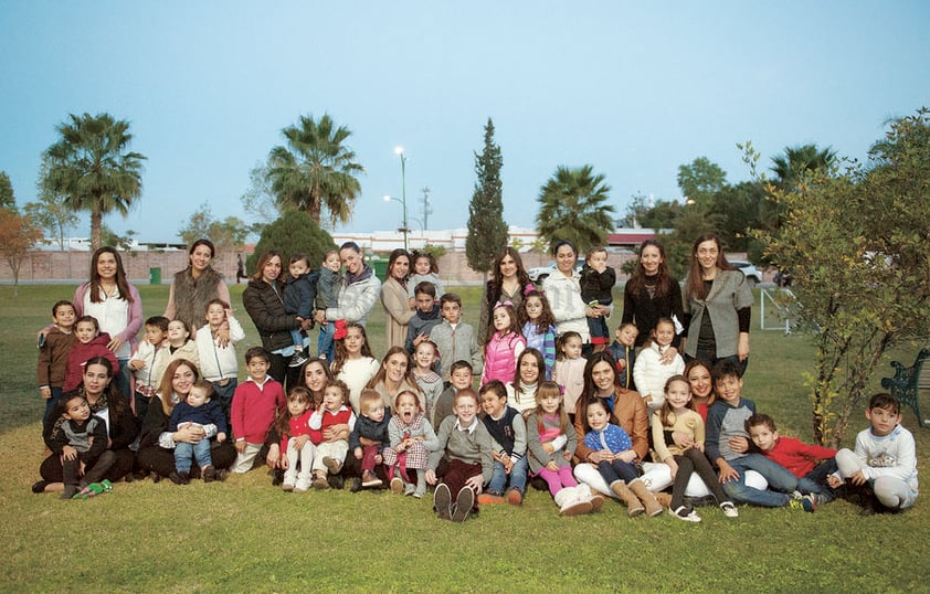 26122016 LA FOTO DEL RECUERDO.  Amigas de la generación 2000 del Instituto Alpes acompañadas de sus hijos.