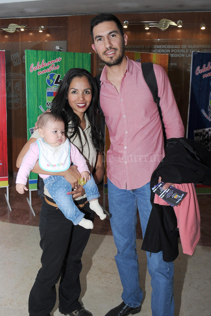 28122016 EN FAMILIA.  Angélica, Quique y Daniela.