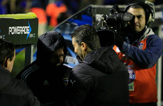 "Chepo" de la Torre se saluda con Ricardo Ferretti antes de iniciar el encuentro.