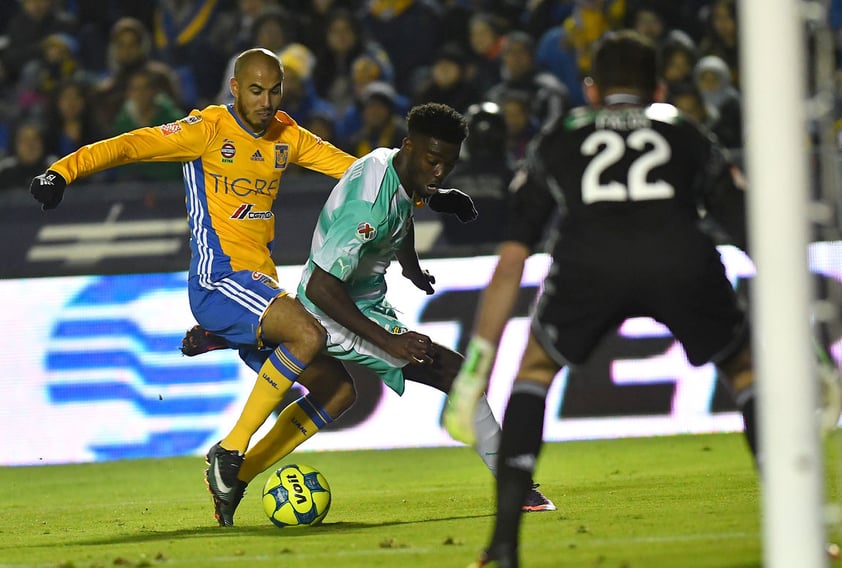 Djaniny Tavares inició el partido acompañando a Julio Furch y a Jonathan Rodríguez.