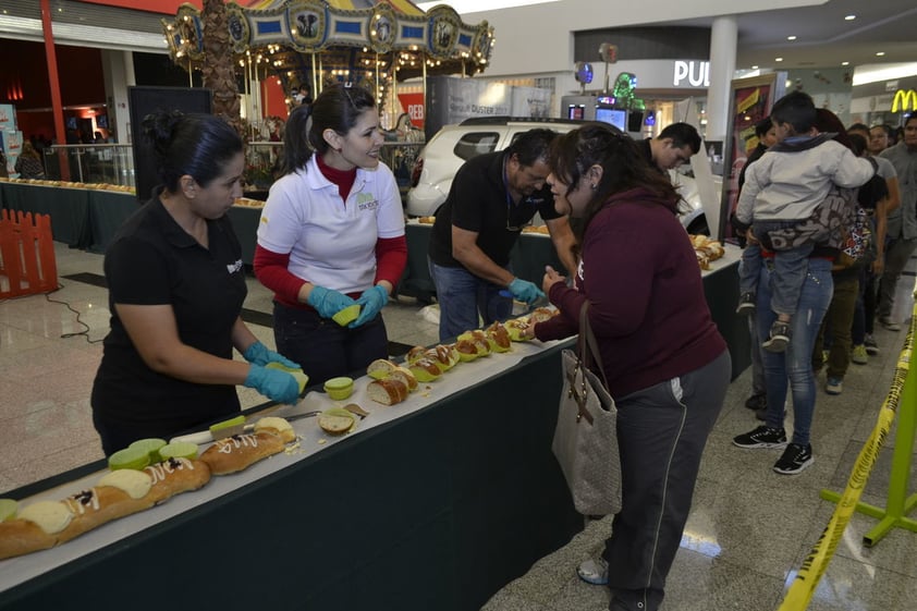 Gran ambiente en el Paseo Durango por la mega rosca de reyes.