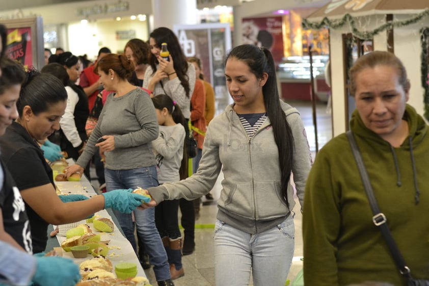 Todos los visitantes disfrutaron de una rebanada de la mega rosca.