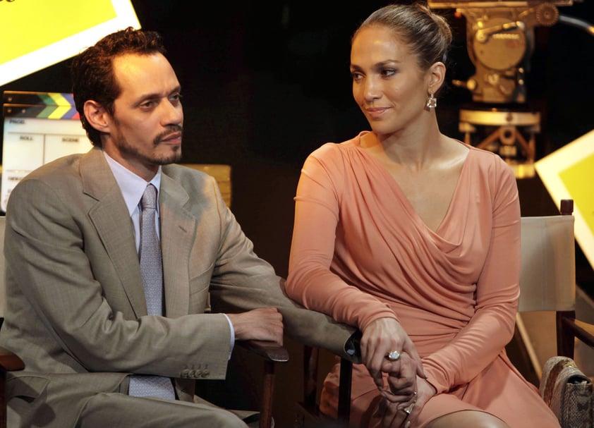 La cantante Jennifer Lopez fue la mejor amiga, por años, de Marc Anthony, quien estaba casado con la ex Miss Universo Dayanara Torres. Al parecer la fraternidad entre ambos cantantes creció y el famoso de ascendencia puertorriqueña solicitó el divorcio a Torres, para pedirle matrimonio a Lopez.