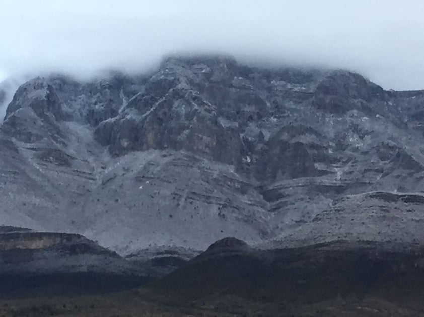 A través de la misma red social, PC Coahuila compartió algunas fotografías donde se aprecia la zona teñida de blanco.