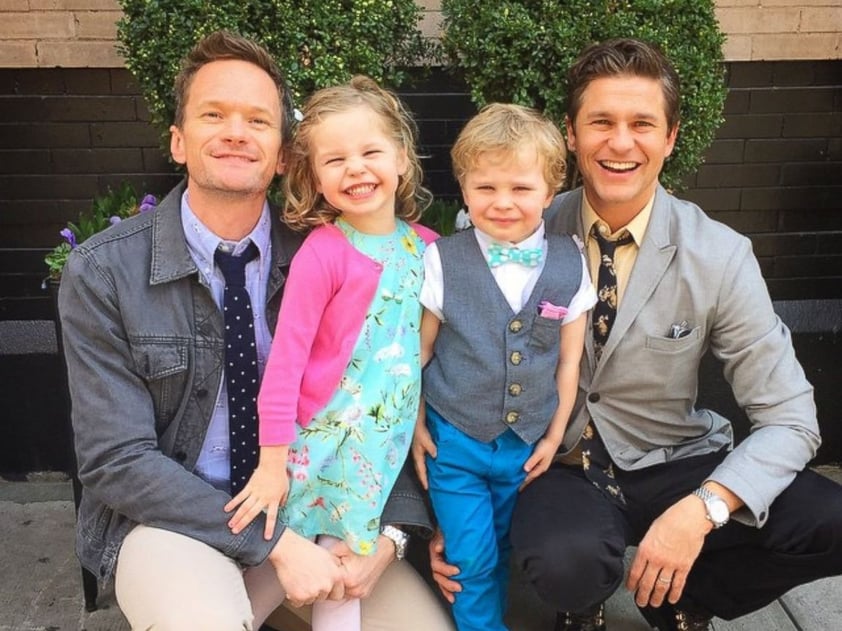 El actor Neil Patrick Harris de 43 años y su esposo David Burtka de 41 son padres vía una madre de alquiler de los gemelos Gideon Scott y Harper Grace, quienes nacieron en octubre de 2010. En una entrevista con la periodista Barbara Walters, en 2014, Neil Patrick dijo que cuando buscaban concebir, tanto él como David donaron esperma pues ambos deseaban ser padres biológicos y con el esperma de cada uno se fertilizaron dos óvulos con la esperanza de que ambos se dieran, “milagrosamente, así fue”, dijo el comediante.