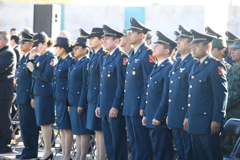 El general de la Décima Zona Militar, Homero Mendoza Ruíz, acompañado de autoridades gubernamentales recorrieron las calles de la ciudad.