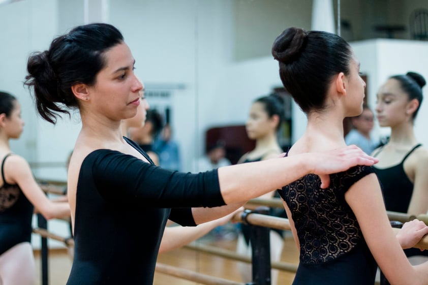 Luego continuó con sus estudios de ballet e ingresó al Instituto Superior de Arte de La Habana, donde cursó la licenciatura en Arte Danzario, con perfil en ballet y danzas históricas, dos especialidades en las cuales hoy es maestra.