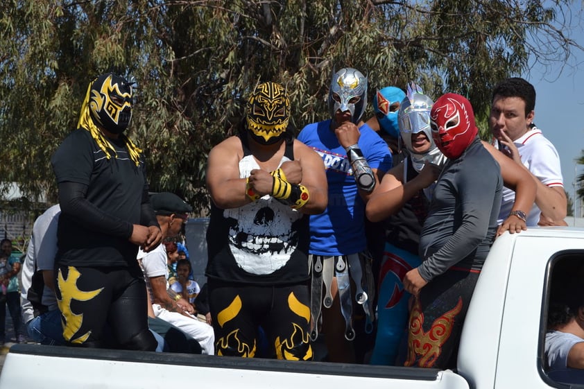 La reina de la primavera, un grupo de baile, la porra del Santos Laguna, La Komún, banda de guerra, un grupo de luchadores y jinetes.