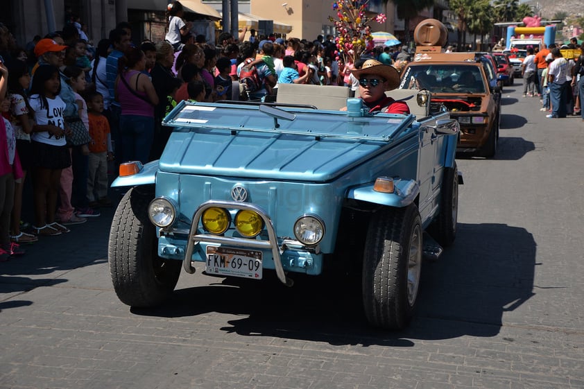 El desfile contó con carros clásicos y deportivos.