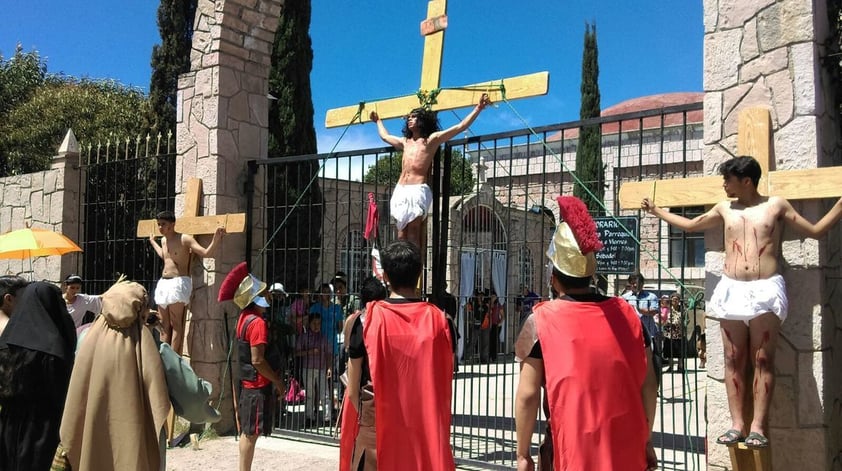 El Viacrucis de la Santa Cruz sigue siendo emotivo a pesar de que ya no hay representación viviente de las estaciones: ahora siguen cargando las tres cruces, pero una es para los hombres, otra para las mujeres y la última para los niños y/o adolescentes; ahora solo acuden los que van a orar la pasión, muerte y resurrección de Jesús.