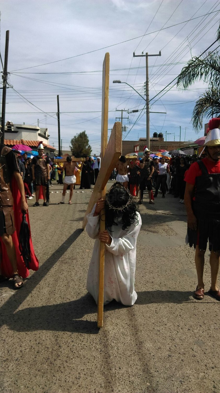 A su llegada al templo, los presentes formaron largas filas en el atrio para adorar las figuras de Cristo y María y así marcar el final del Viacrucis.