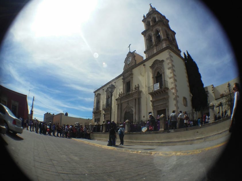 Los vendedores ambulantes aprovechaban para ofrecer también en voz alta el “tepache y las aguas frescas”.