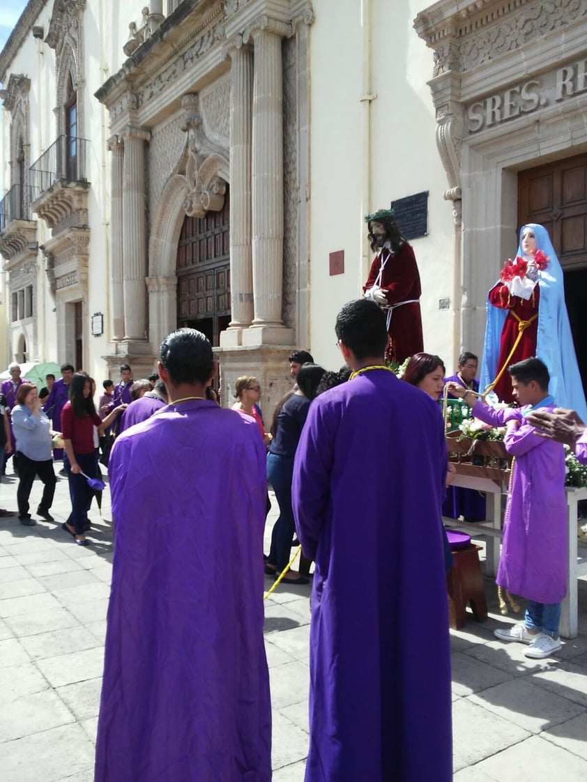 En el trayecto se sumaron decenas de familias, mientras que otras optaron por contemplar la representación de la Pasión y Muerte de Cristo desde un punto fijo.