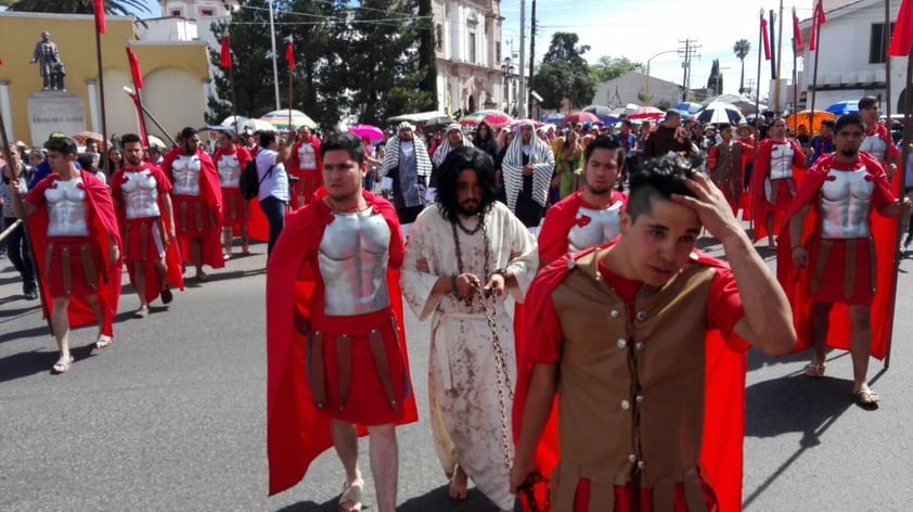 Con casi 50 años de tradición, se llevó a cabo el Viacrucis viviente del templo de Nuestra Señora de los Ángeles, ante cientos de asistentes.