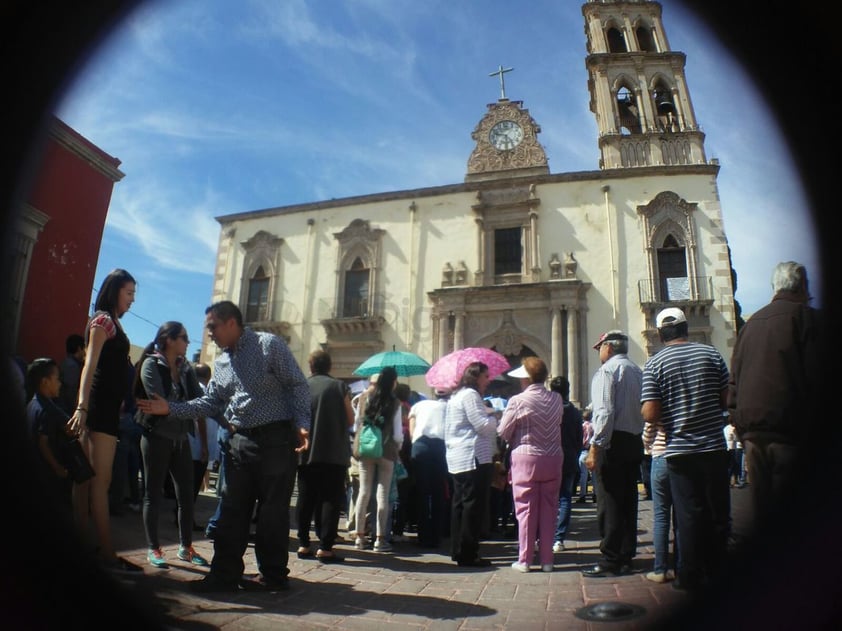 Familias enteras se dieron cita en las inmediaciones del templo para observar con atención y fervor “la vía dolorosa”.