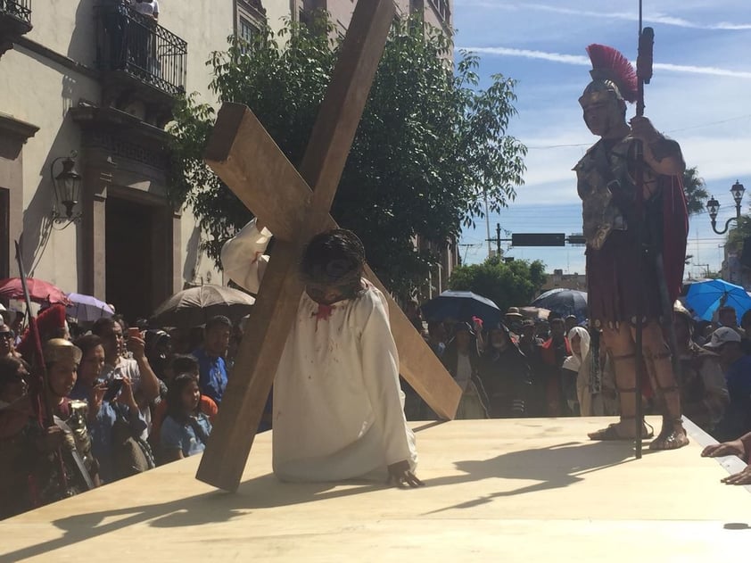 La tradicional representación se llevó a cabo con la participación de un equipo de alrededor de 60 actores, quienes estuvieron ensayando por lo menos tres semanas antes.