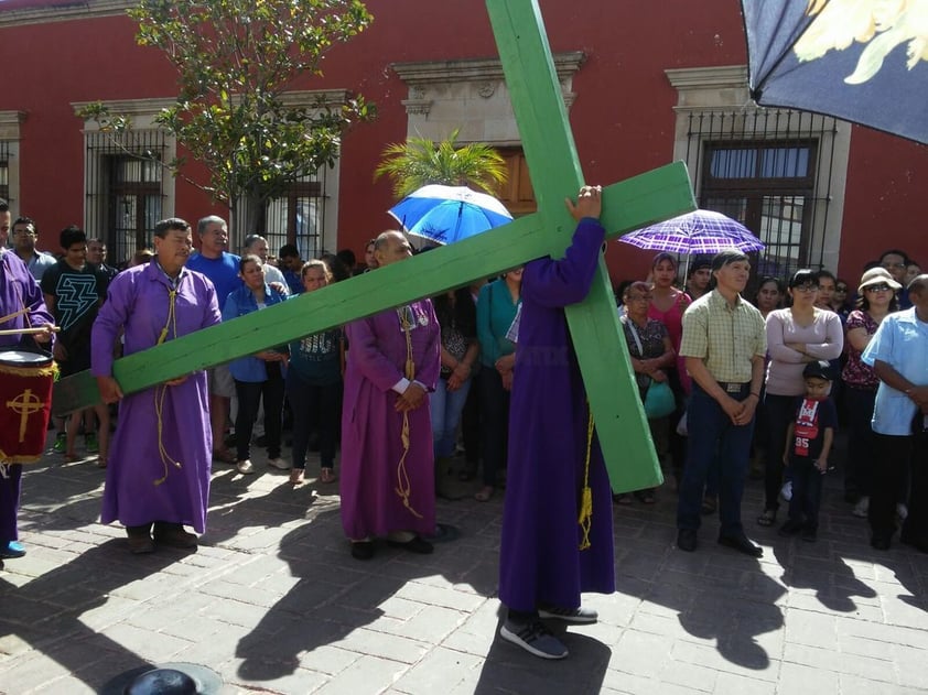 Alrededor de 60 integrantes de la Hermandad, guiados por el padre Jesús Gaona Moreno, partieron del templo para representar las 14 estaciones.