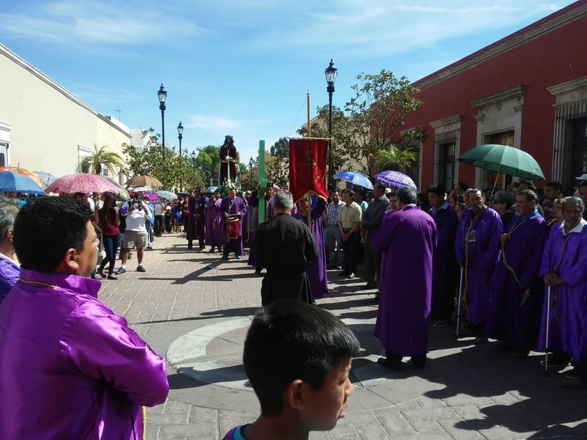 Ahí, con botellas de agua, sombrillas, cachuchas y hasta sillas y bancos, se sumaron al tradicional Viacrucis del Templo de San Juan Bautista de Analco, uno de los más antiguos de la ciudad.