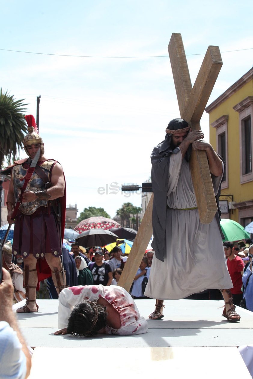 Representación. La mayor parte de las escenas de este Viacrucis se realizaron en el atrio del templo y en el acceso del Parque Guadiana.