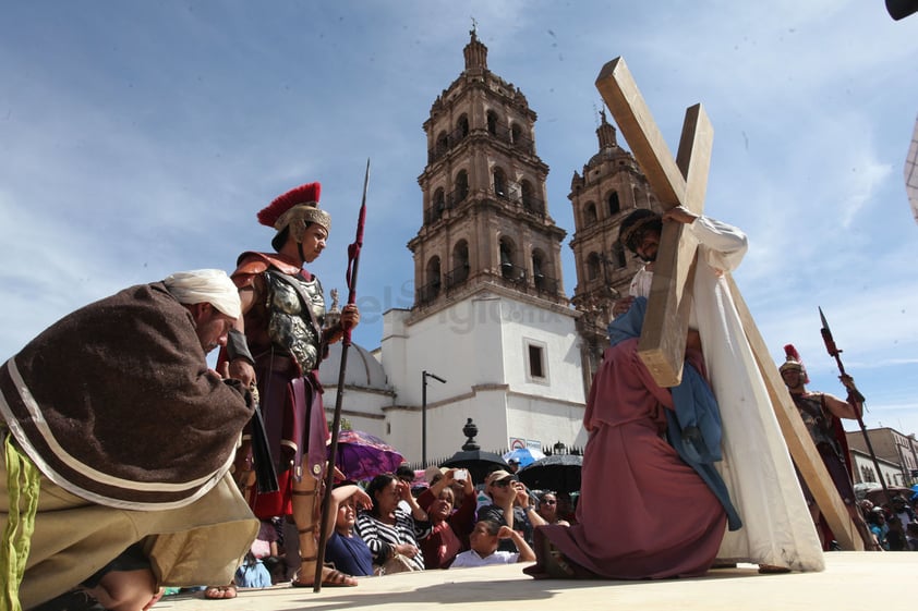 Un vehículo equipado con audio marcaba las oraciones de cada estación.