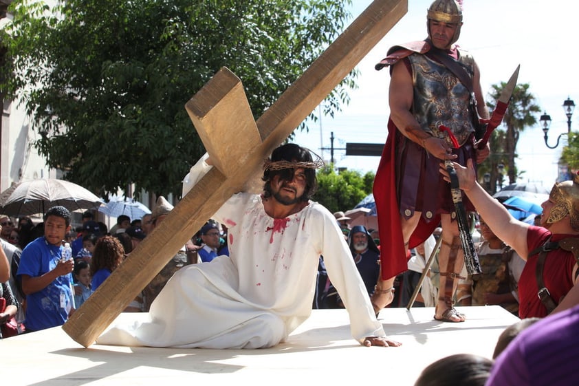 Así lo vivieron las familias enteras que se congregaron a lo largo de la avenida 20 de Noviembre, para acompañar a Jesús y elevar las plegarias correspondientes.