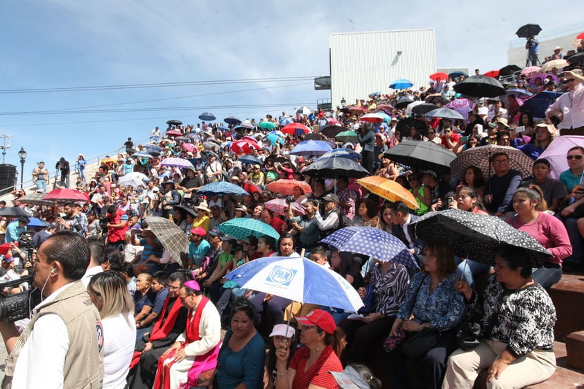 En casi una hora de trayecto, pese al intenso calor que se sintió, los feligreses siguieron la procesión que culminó en el Cerro del Calvario con la representación de la crucifixión y sus últimas plegarias.