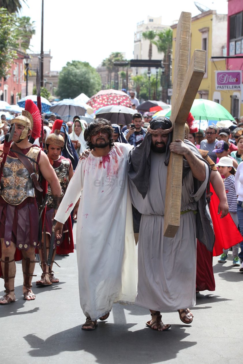 La tradición cristiana añadió a esta representación 14 estaciones y en cada una se reflexiona un pasaje que vivió Jesús hasta llegar a la cruz.