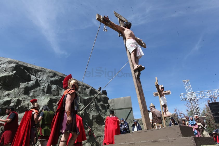 Cientos de personas presenciaron el Viacrucis viviente que celebró la Arquidiócesis de Durango, el cual culminó en el Cerro del Calvario.