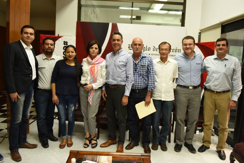 Los invitados fueron: Sofía Díaz Orozco, recién egresada de la carrera de Ciencias Políticas y Función Pública de la UA de C; Juan Diego Hinojosa, director de la Incubadora de Negocios del Tec de Monterrey; Daniel González, economista, investigador y catedrático; José Reyes Martínez, presidente del Colegio de Ingenieros Civiles de La Laguna; Alfredo Murra, director general de Grupo Cimaco y Luis Rey Delgado, presidente de Coparmex Laguna.