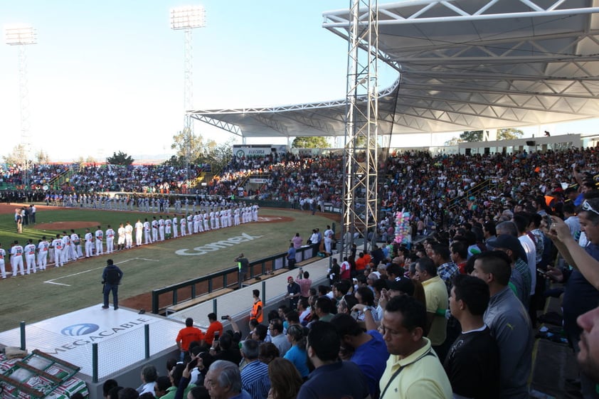 La noche fue mágica en el estadio Francisco Villa en el regreso del beisbol profesional de la Liga Mexicana a Durango.