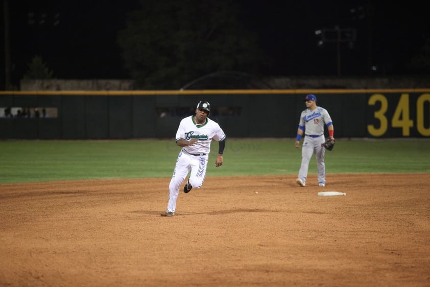 Después de que los dos primeros bateadores de Durango se fueron con ponche en el cierre del primer rollo, llegaron a la registradora Daniel Mayora, Jairo Pérez y Yadir Drake para terminar el primer inning 5-3.