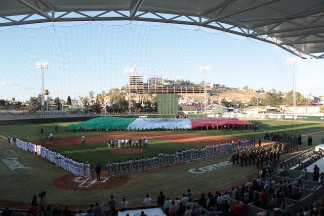 La bandera monumental en la inauguración del Francisco Villa.