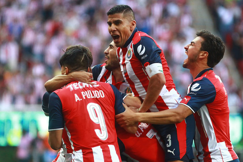 Salcido y compañía festejando el 2-0 de 'Gallito' Vázquez.