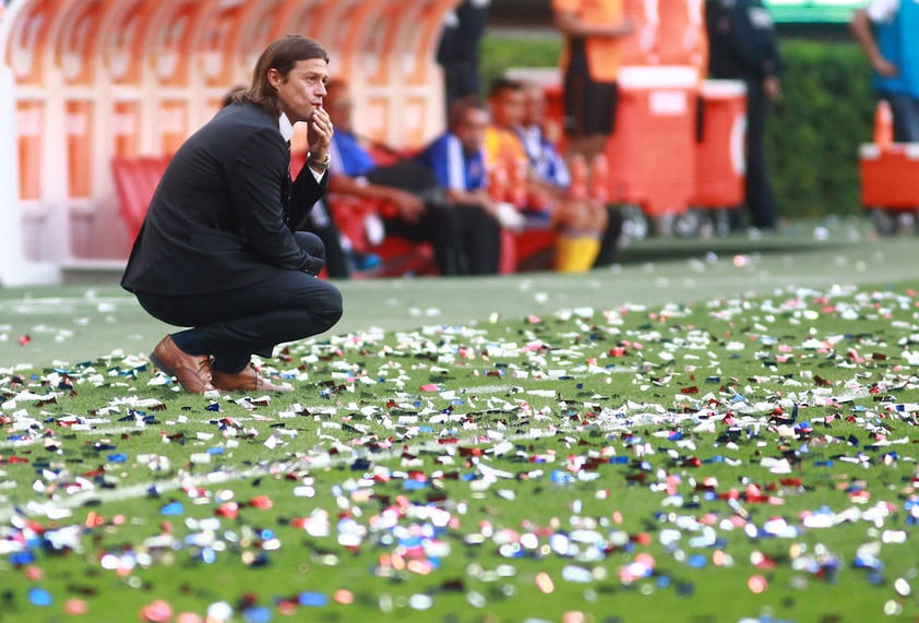 Una postal para el recuerdo, la misma pose que Almeyda mantuvo aquella vez que fue campeón con River Plate en Argentina.