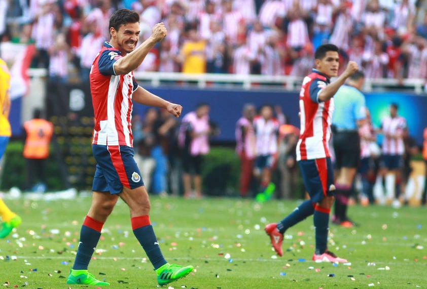 Pulido anotaría excelso gol tras pase largo de Alanís desde el medio campo.