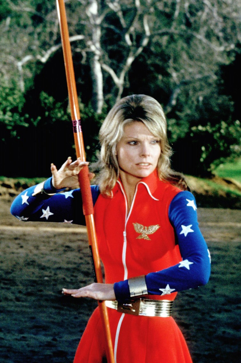 Años después de su primer intento en llevar a Wonder Woman a la pequeña pantalla en formato acción real, Warner y la cadena ABC volvieron a darle la alternativa a Cathy Lee Crosby para ser la gran protagonista de una serie que acabó por convertirse en una burda TV movie, al estilo de Los Ángeles de Charlie, en la que básicamente la amazonas setentera frecuentaba discotecas para ligar en vez de patear traseros de maleantes.