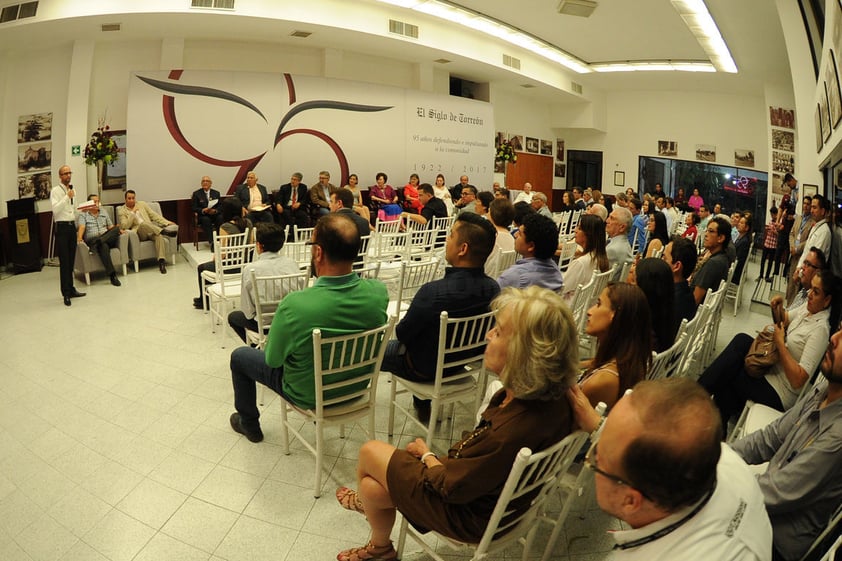 La presentación fue un acto polifónico. Compartieron sus impresiones sobre la relación entre La Laguna y El Siglo de Torreón, escritoras como Lidia Acevedo, historiadores como Enrique Sada, referentes de la escena cultural regional como Yeye Romo, periodistas con más de un cuarto de siglo en el rotativo como Sergio Luis Rosas.